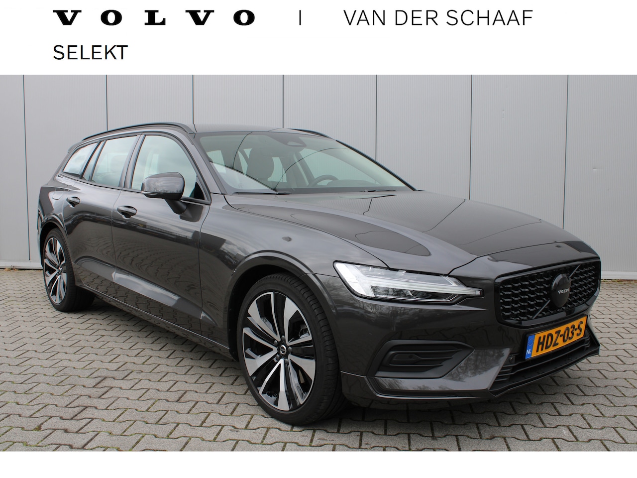 Volvo V60 - B3 Essential Edition | Trekhaak | Stoelverwarming | Pilot Assist - AutoWereld.nl