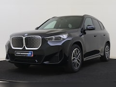 BMW iX1 - eDrive20 M Sport / Panoramadak / Trekhaak / Sportstoelen / Achteruitrijcamera / Adaptieve