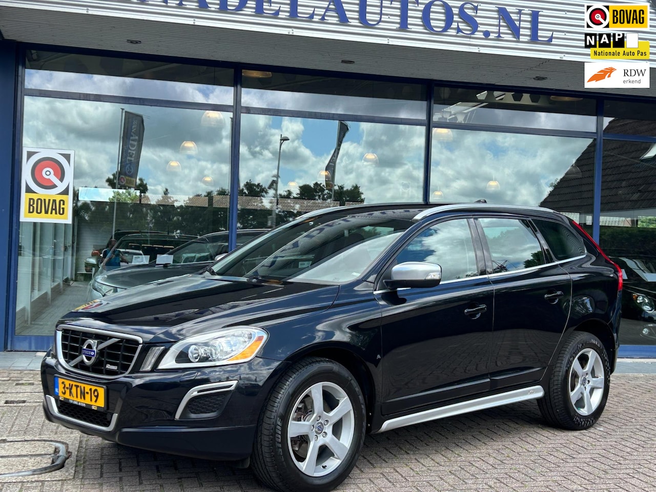Volvo XC60 - 2.0 D4 R-Design Xenon Leder Navi Camera Park.Sens NAP NL-Auto Volledig Dealeronderhouden! - AutoWereld.nl