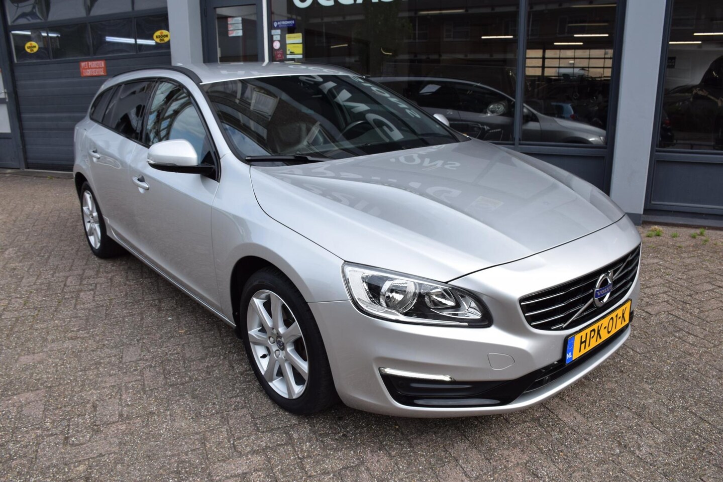 Volvo V60 - 1.5 T2 Kinetic 1.5 T2 Kinetic , Automaat, Navi, PDC voor-achter, Sport lederen stoelen , Cruise contr. Ra - AutoWereld.nl