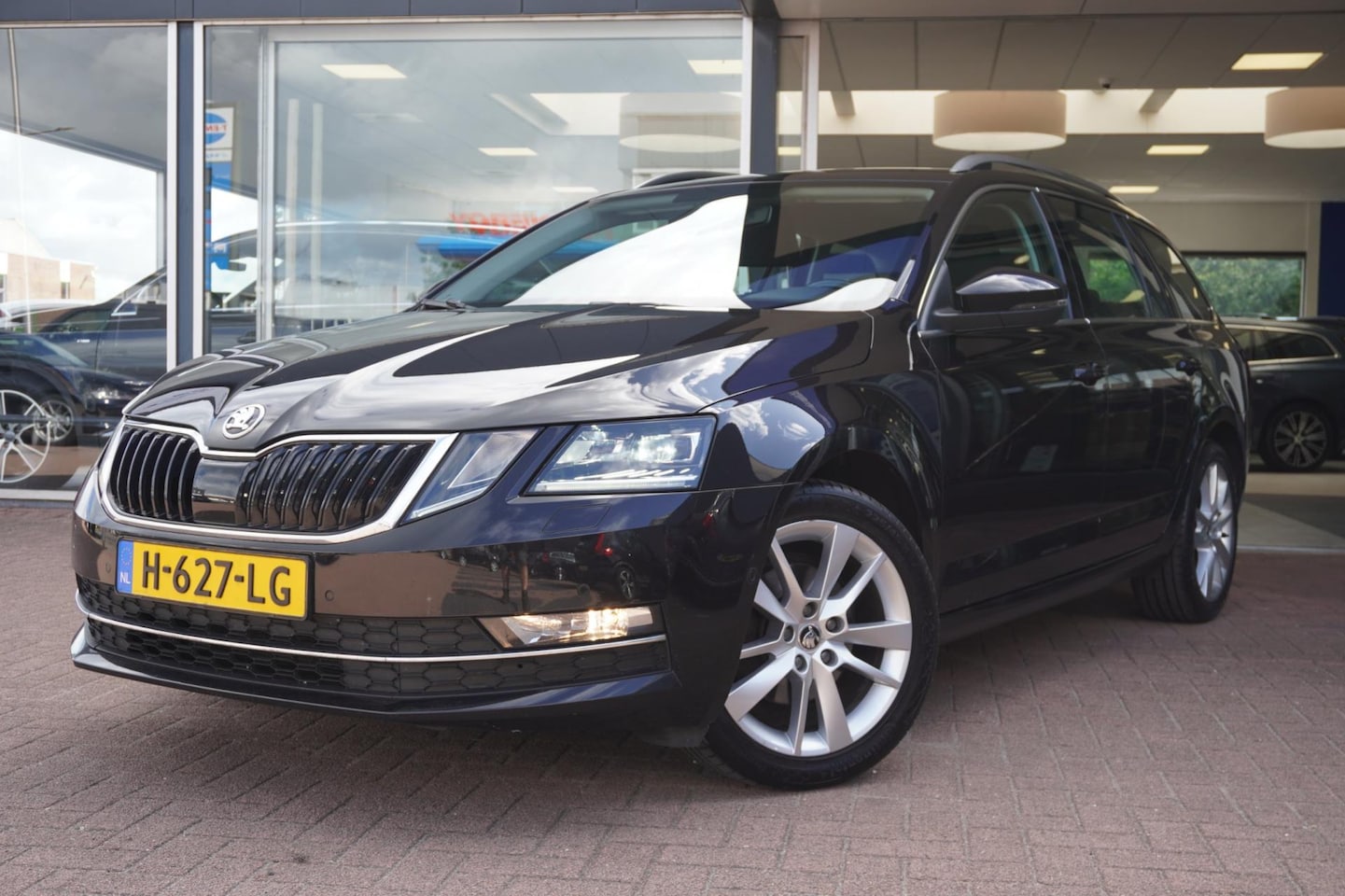 Skoda Octavia Combi - 1.0 TSI Greentech Business Edition Plus | Navigatie | Airco | Elek. Pakket | Trekhaak | Vo - AutoWereld.nl
