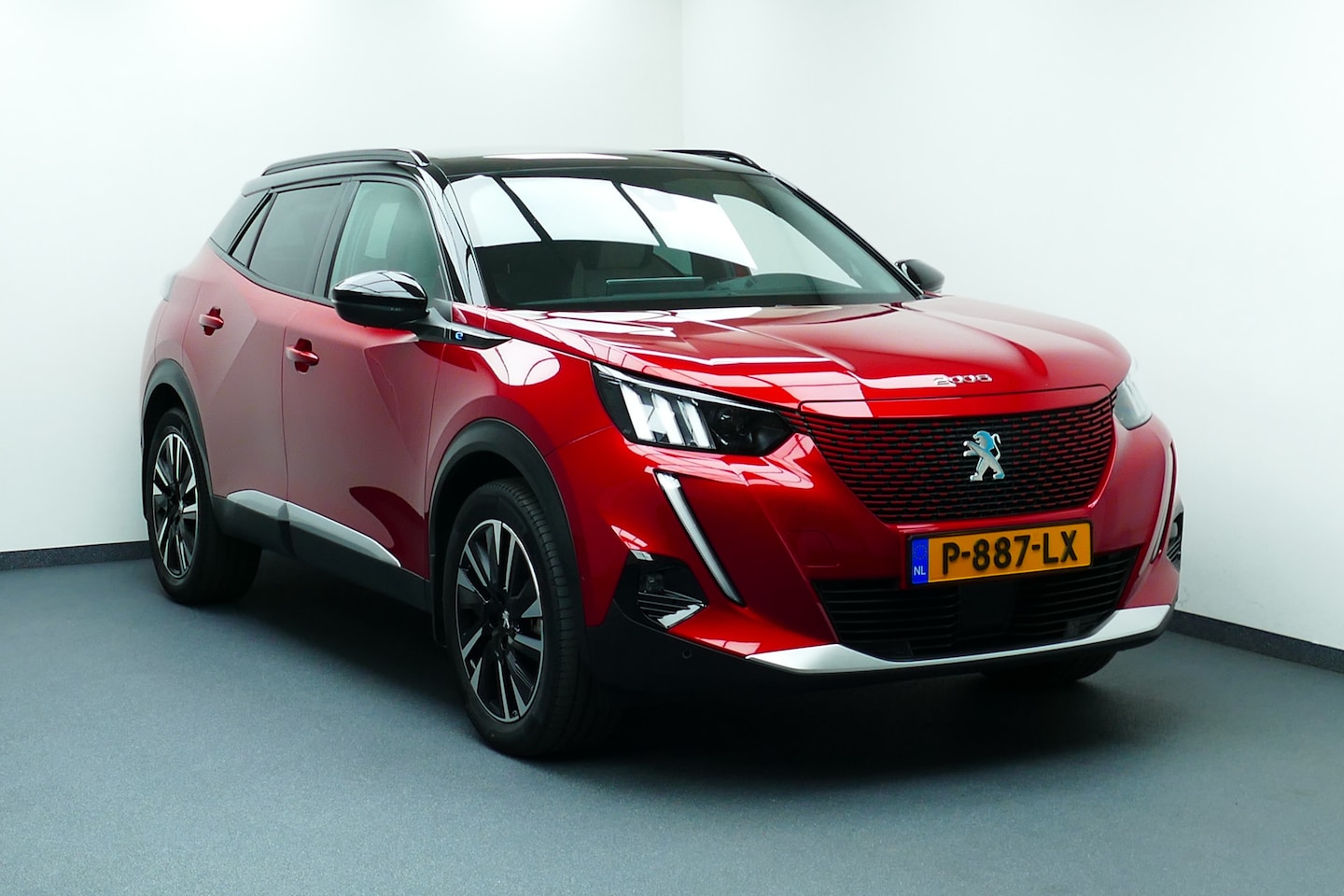 Peugeot e-2008 - EV GT Pack 50 kWh. Bi Tone, Navi, Camera, StoelVerw, Full Led, 18"LMV, - AutoWereld.nl