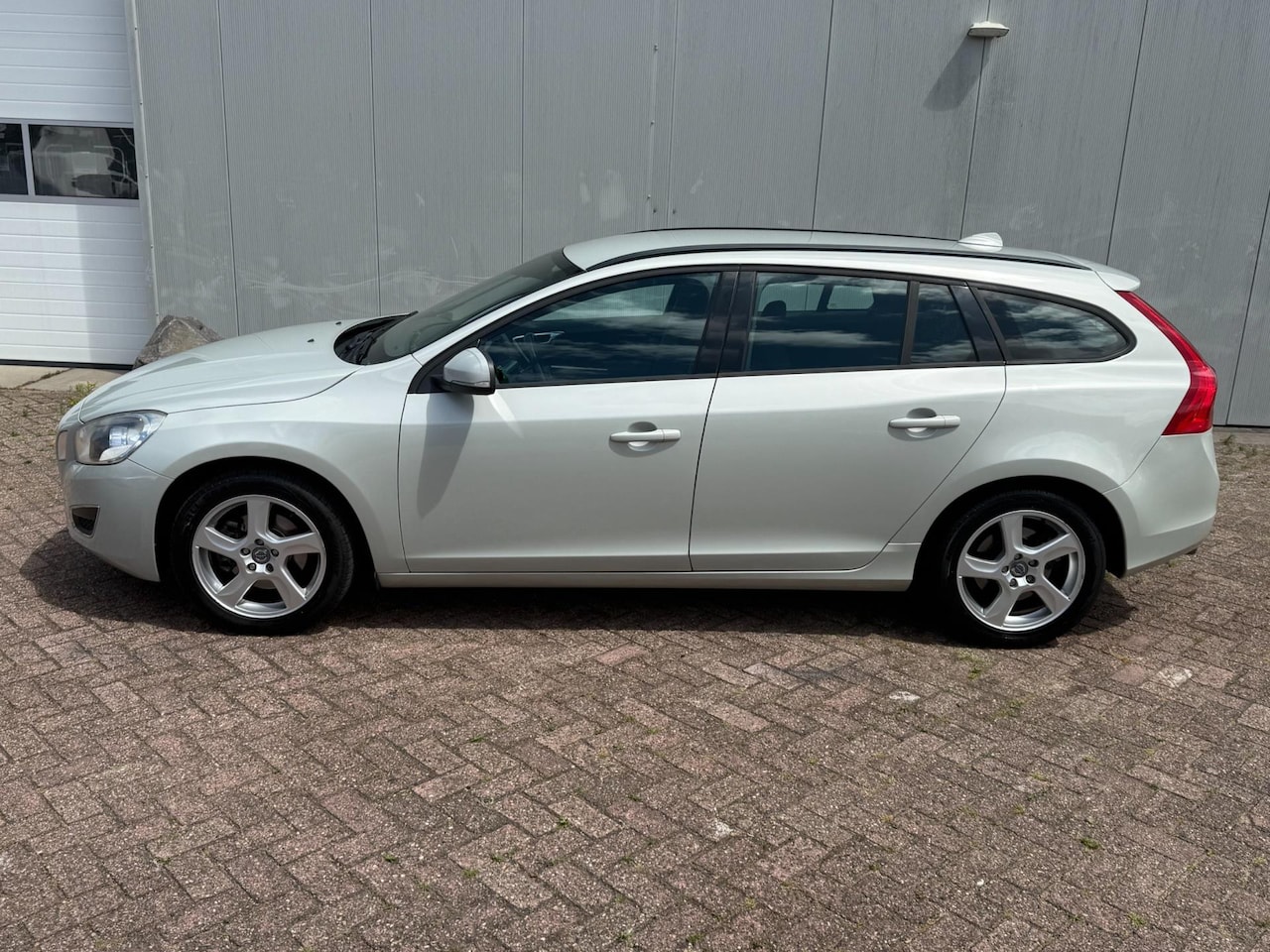 Volvo V60 - 1.6 T3 Kinetic 1.6 T3 Kinetic - AutoWereld.nl