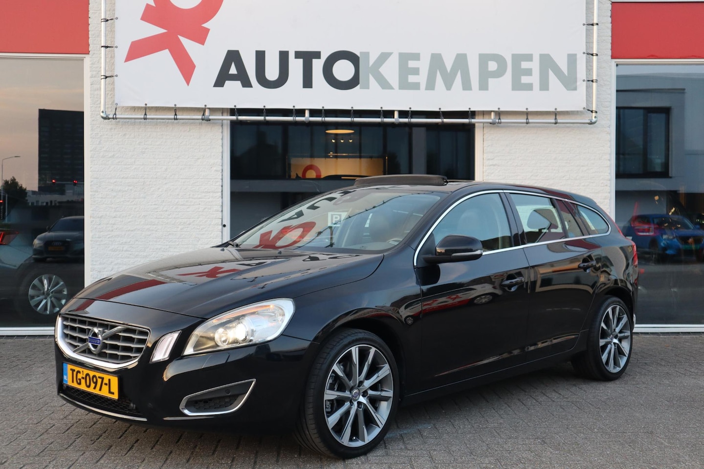 Volvo V60 - 3.0 T6 AWD SUMMUM PANORAMADAK|LEER|AWD|NAVI|YOUNGTIMER! - AutoWereld.nl