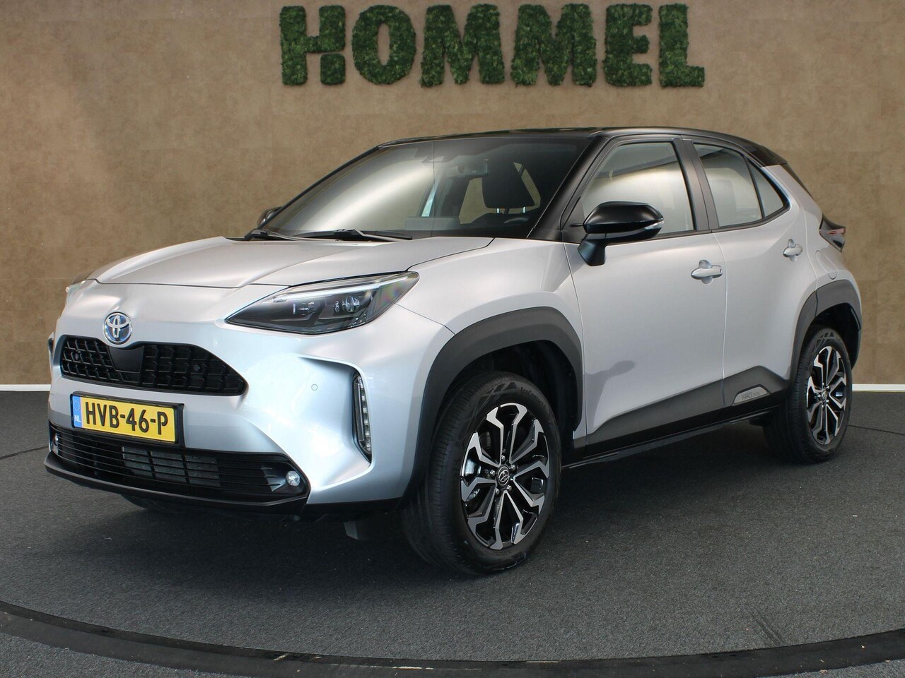 Toyota Yaris Cross - 1.5 Hybrid Bi-Tone Plus - PARKEERSENSOREN VOOR/ACHTER - KEYLESS ENTRY/START - VOORSTOELEN - AutoWereld.nl