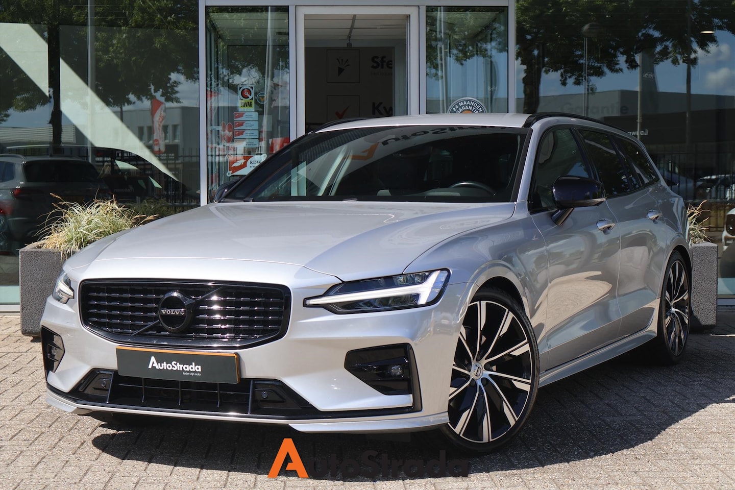Volvo V60 - B3 R-Design 163pk HEICO | Adaptive | Stoelverwarming | Climate | Carplay | Memory | Keyles - AutoWereld.nl