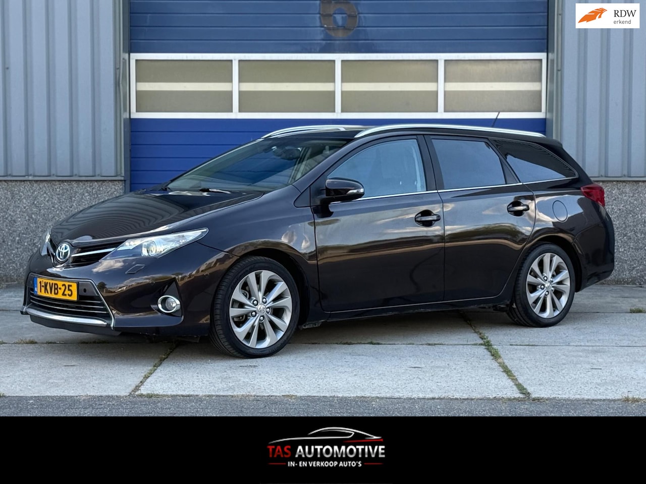 Toyota Auris Touring Sports - 1.8 Hybrid Lease Pro NAVI / PANO - AutoWereld.nl