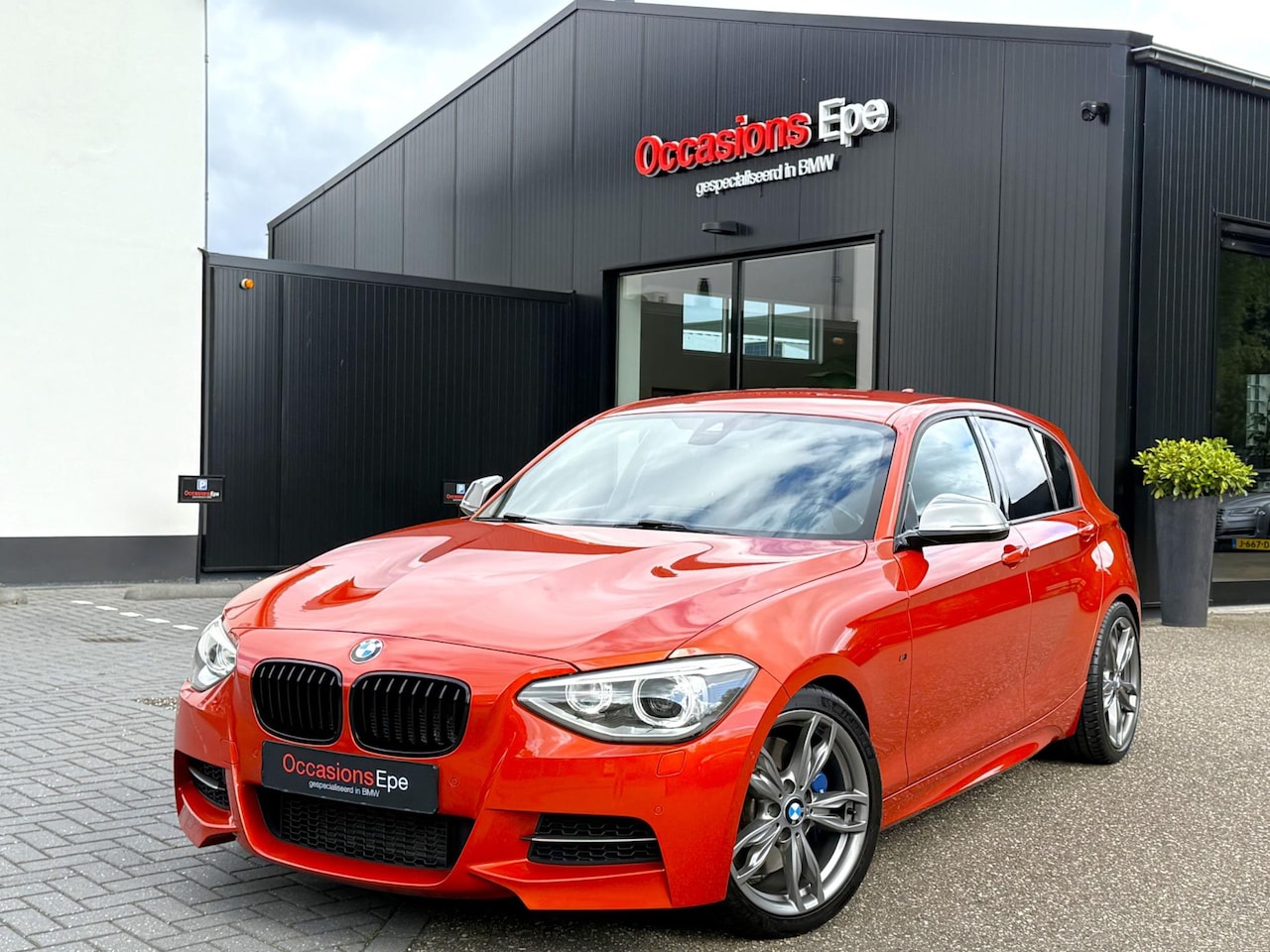 BMW 1-serie - M135i Shadowline Valencia Orange RWD - AutoWereld.nl