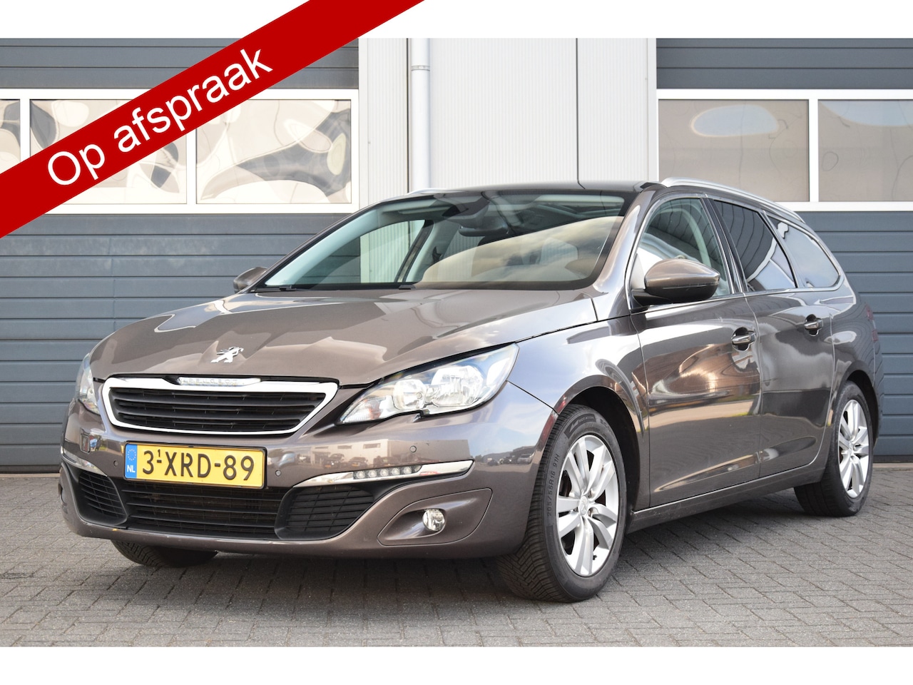 Peugeot 308 SW - 1.2 e-THP Blue Lease Executive Pano/Dak Ecc Cruise Pdc Trekhaak - AutoWereld.nl
