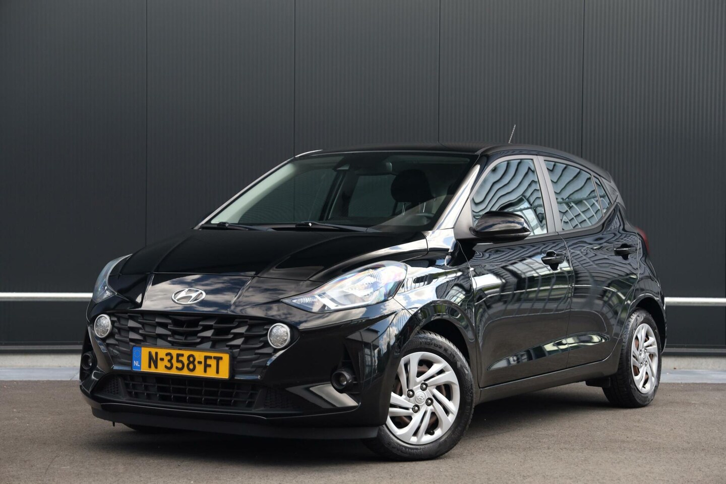 Hyundai i10 - 1.0 Comfort Smart Navigatie Achteruitrijcamera Stoelverwarming Airco Cruisecontrol CarPlay - AutoWereld.nl