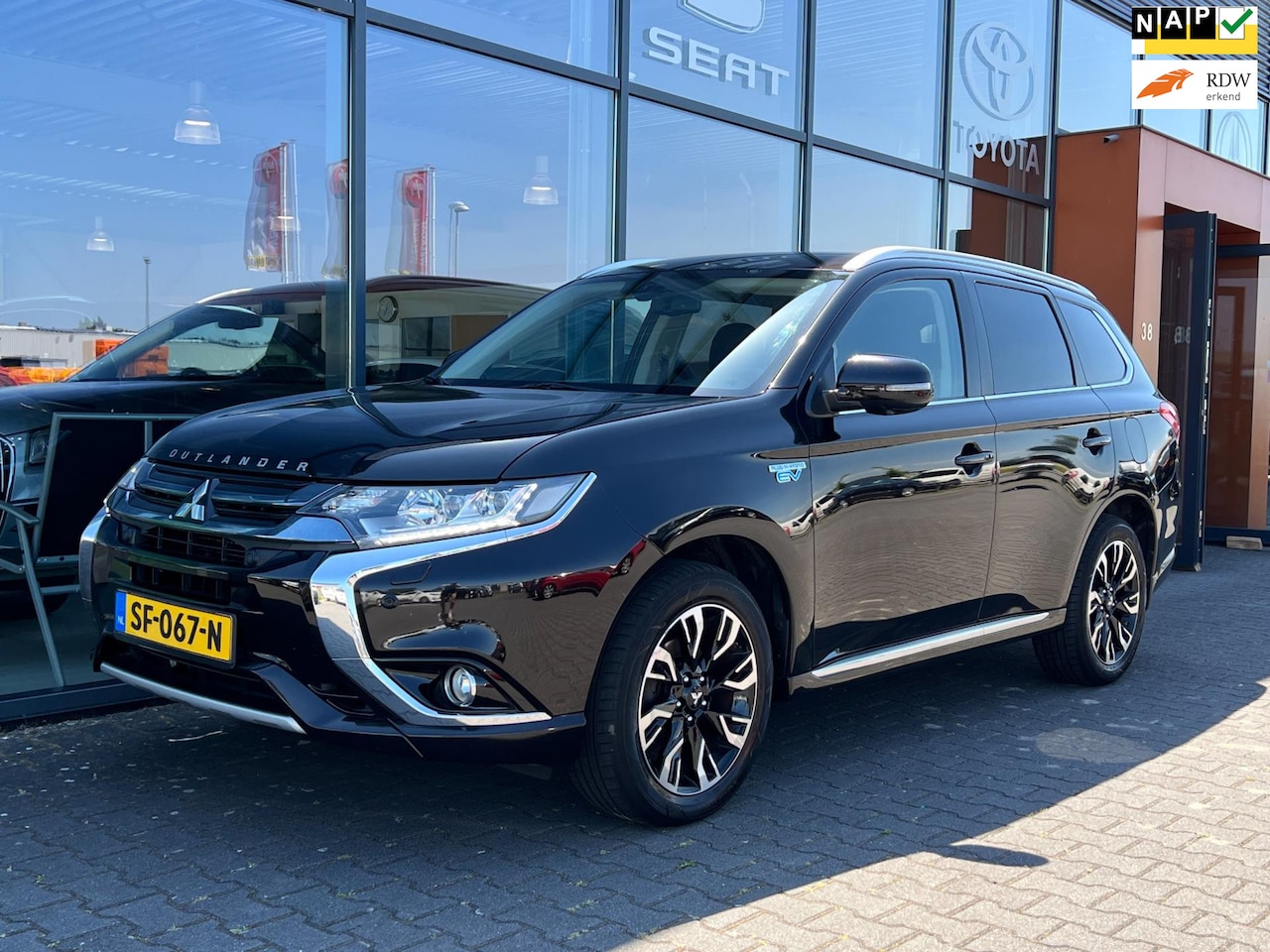 Mitsubishi Outlander - 2.0 PHEV|360cam|Leer|Stoelverw|Navi|LED - AutoWereld.nl