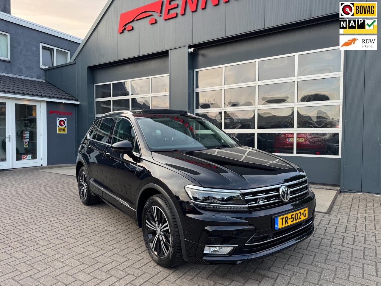 Volkswagen Tiguan - 2.0 TSI 4Motion R-Line / Pano / Virtual / LED / Trekhaak / Full Option . - AutoWereld.nl