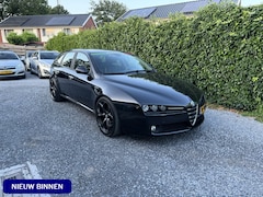 Alfa Romeo 159 Sportwagon - 2.2 JTS Distinctive | Leer | Xenon | Navi | Autom. Airco | Cruise Control | PDC | 19" LMV