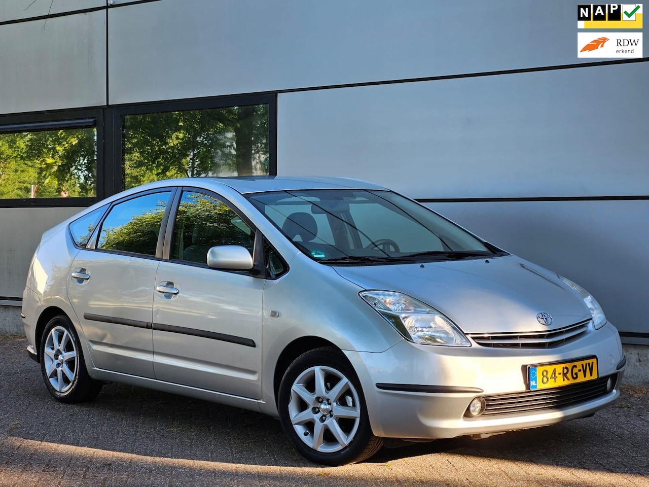 Toyota Prius - 1.5 VVT-i Hybride |2e Eignr |Automaat |Clima |Stuurbed |Trekhaak |Lmv |Nap |Boekjes - AutoWereld.nl
