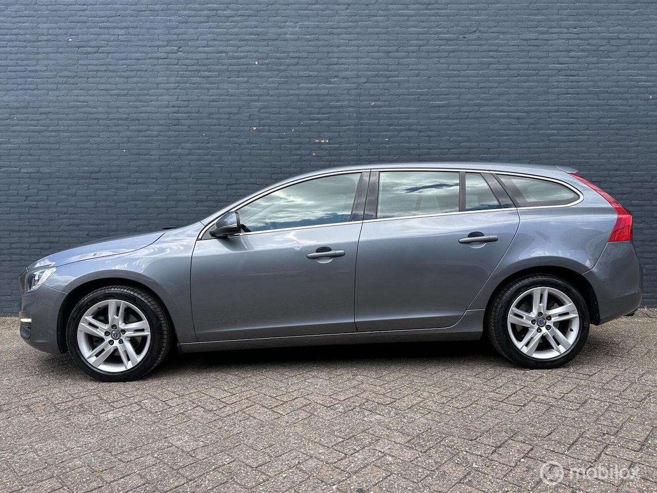 Volvo V60 - 2.0 T3 Momentum - Volvo dealer onderh. - AutoWereld.nl
