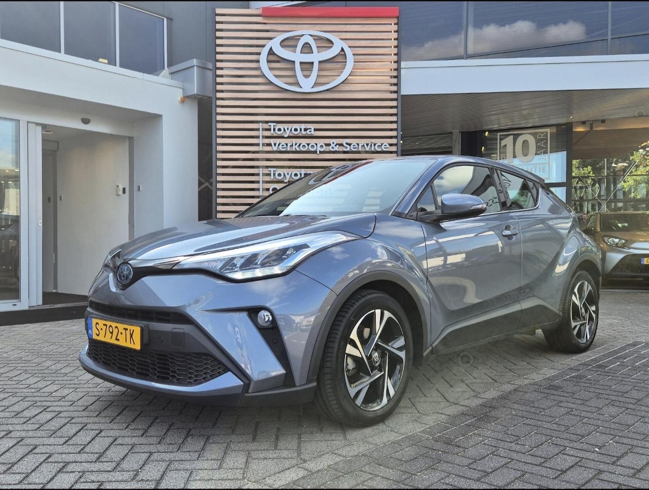 Toyota C-HR - 1.8 HYBRID DYNAMIC NL-AUTO BLIND SPOT NAVI KEYLESS 18''LICHTMETAAL APPLE / ANDROID PARK-SE - AutoWereld.nl