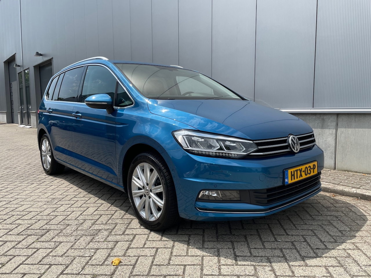 Volkswagen Touran - 1.5 TSI Highline Business R / Camera / Trekhaak - AutoWereld.nl