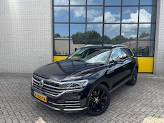 Volkswagen Touareg - 3.0 TDI R-Line, Matrix lampen, Glazen schuif-kanteldak & trekhaak