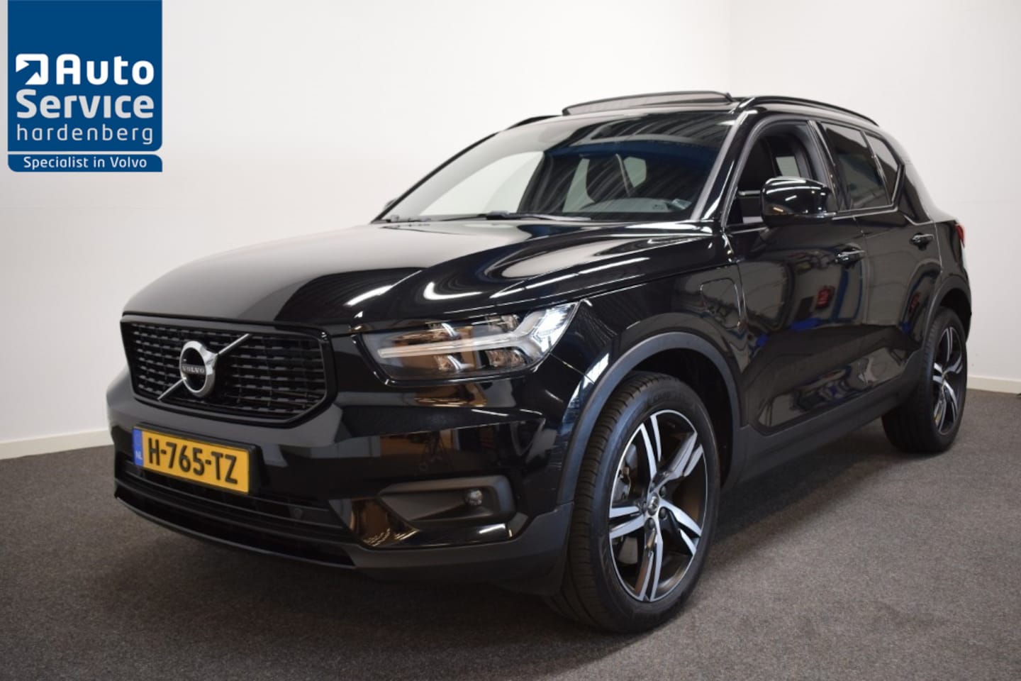 Volvo XC40 - T5 261pk AUT7 Twin Engine R-Design Schuifdak/ Stuurverw./Stoelverw. v+a/ Camera/ PDC - AutoWereld.nl