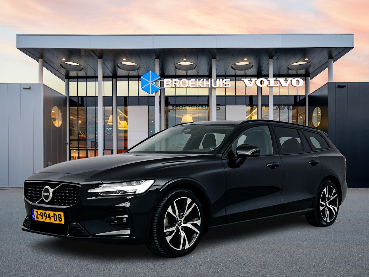 Volvo V60 - B4 Plus Dark | 18' | Panoramadak | Trekhaak | Getint glas | Stoel/stuurverwarming | Elektr - AutoWereld.nl
