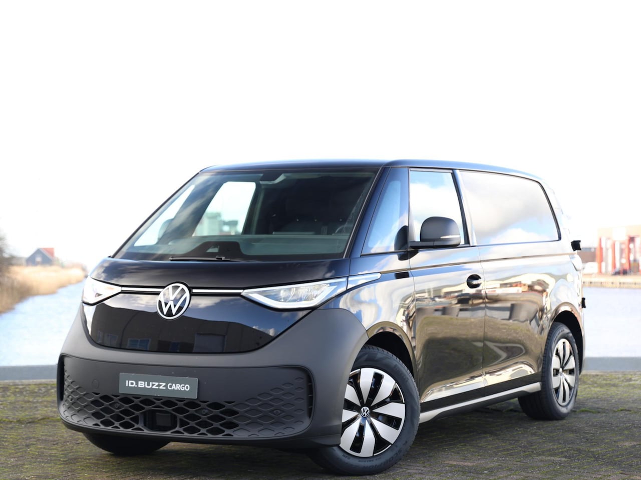 Volkswagen ID. Buzz Cargo - Bedrijfswagens Economy Business Elektromotor 210 kW (286 pk) 2988 Grote accu 79KW | Trekha - AutoWereld.nl