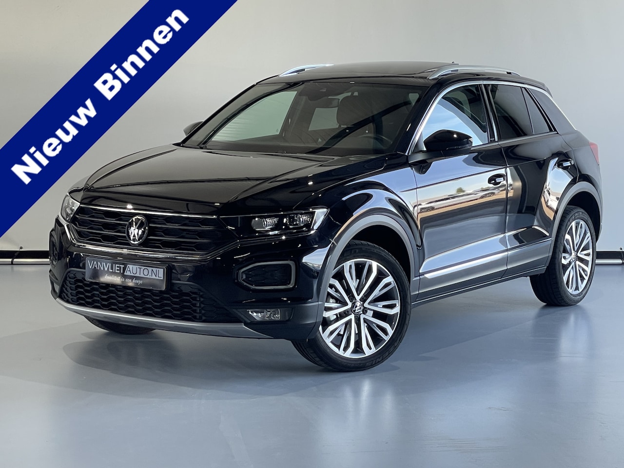 Volkswagen T-Roc - 1.5 TSI Sport Business R / AUTOMAAT / Camera / Panorama Dak / Live Cockpit - AutoWereld.nl