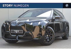 BMW iX - xDrive45 M Sport / Panoramadak Sky Lounge / Trekhaak / Parking Assistant Professional / So
