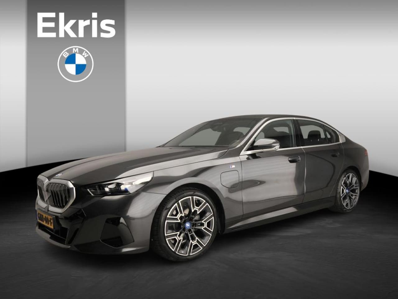 BMW 5-serie - Sedan 530e M-Sportpakket / Panoramadak / Comfort Pack / Travel Pack / Comfortstoelen / Dri - AutoWereld.nl