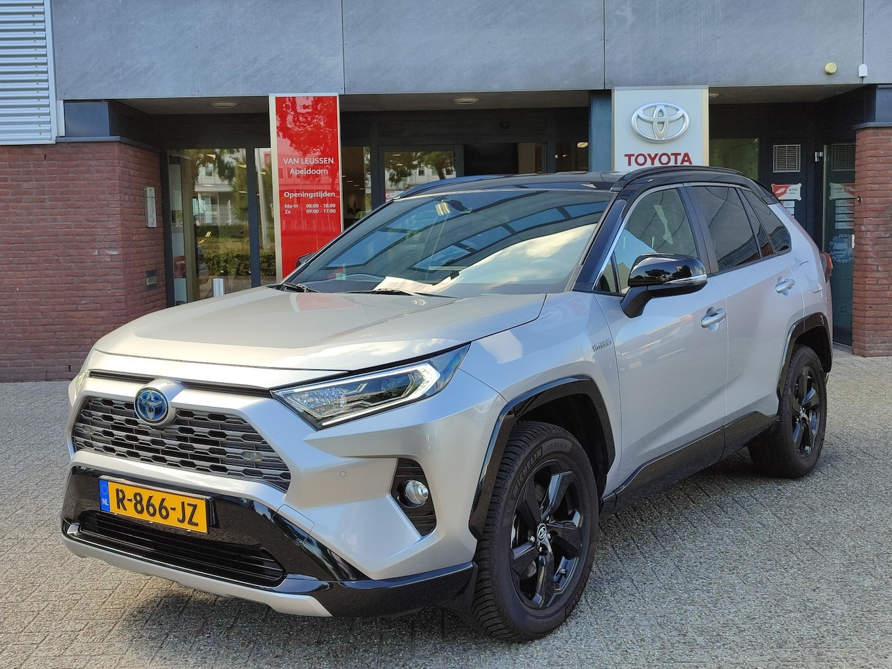 Toyota RAV4 - 2.5 Hybrid AWD Bi-Tone 4S-BANDEN STOELVERW NAVI APPLE/ANDROID EL-ACHTERKLEP KEYLESS PARK-S - AutoWereld.nl