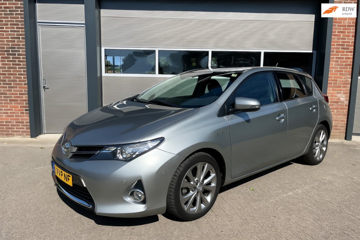 Toyota Auris - 1.8 Hybrid Aspiration-Navigatie-LM-Camera-Stoelverwarming! - AutoWereld.nl