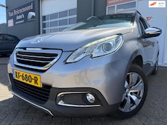 Peugeot 2008 - 1.2 PureTech Allure met panoramadak en trekhaak en parkeersensoren en navigatie en bluetoo