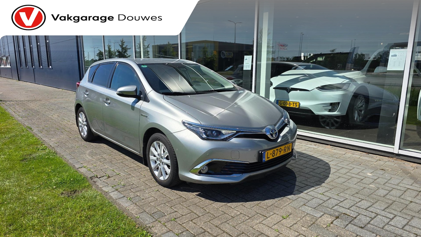 Toyota Auris - 1.8 Hybrid Executive | Automaat | Stoelverwarming | Keyless | Navi | Trekhaak - AutoWereld.nl