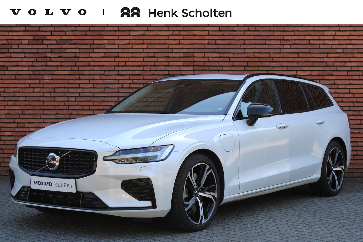 Volvo V60 - T6 Automaat AWD Ultimate Dark | Getint Glas Achter | Verwarmbare Voor en Achterstoelen | 1 - AutoWereld.nl