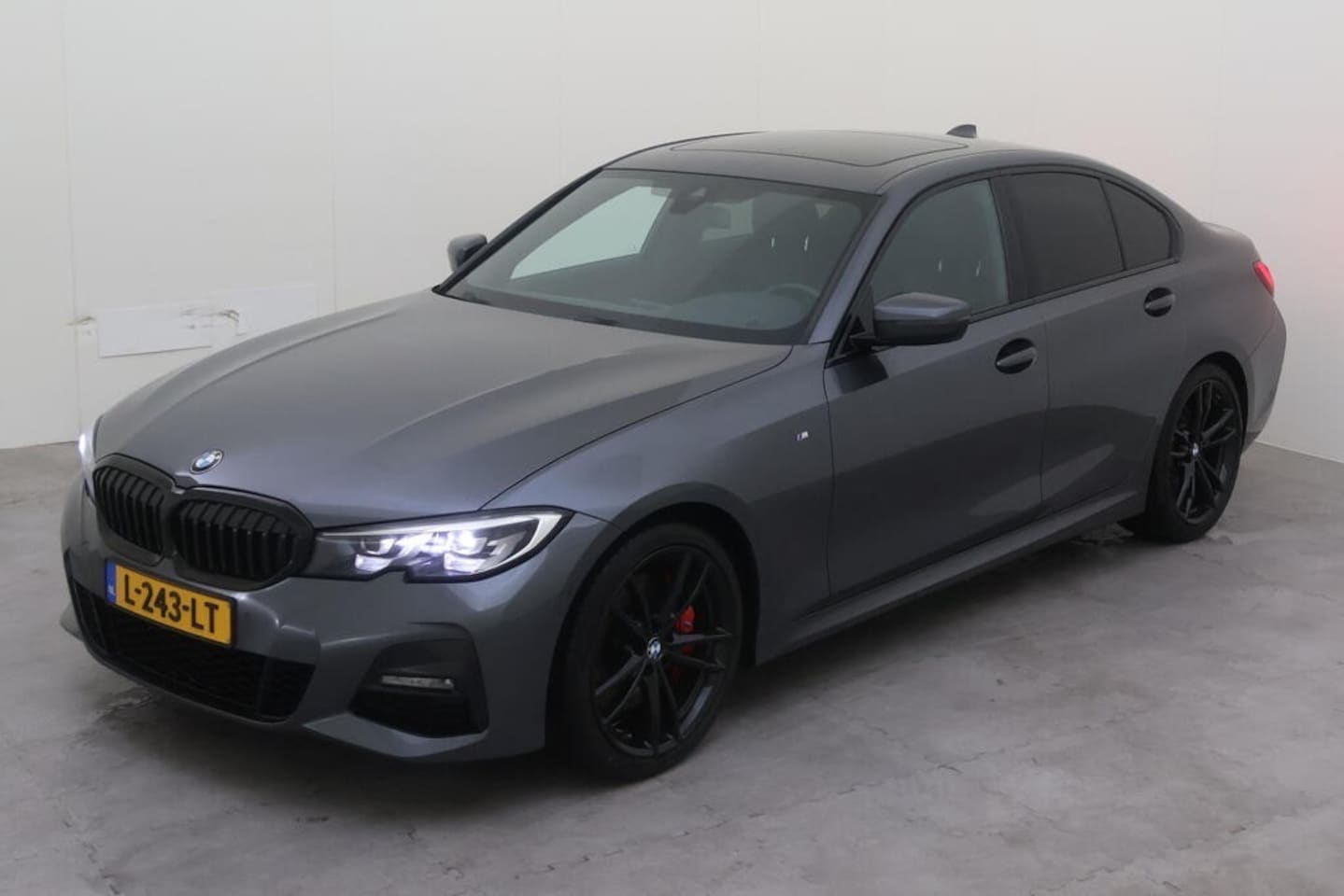 BMW 3-serie - 318i M-Sport Automaat NAP/Schuifdak/19inch/Cam/Sfeerverl - AutoWereld.nl