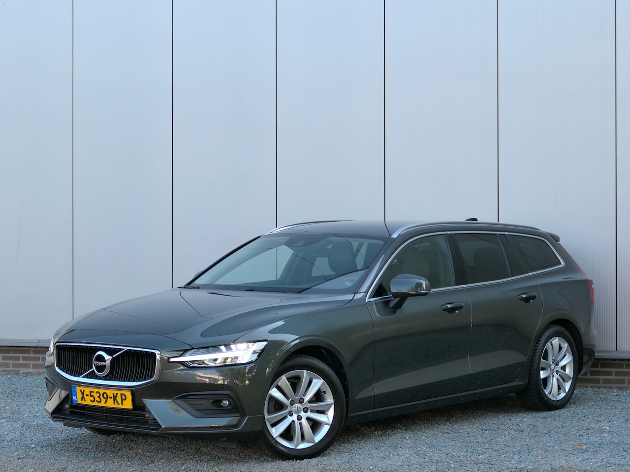 Volvo V60 - T4 AUT Momentum Pro 12 MND garantie Apple CarPlay / Achteruitrijcamera / Stoelverwarming - AutoWereld.nl