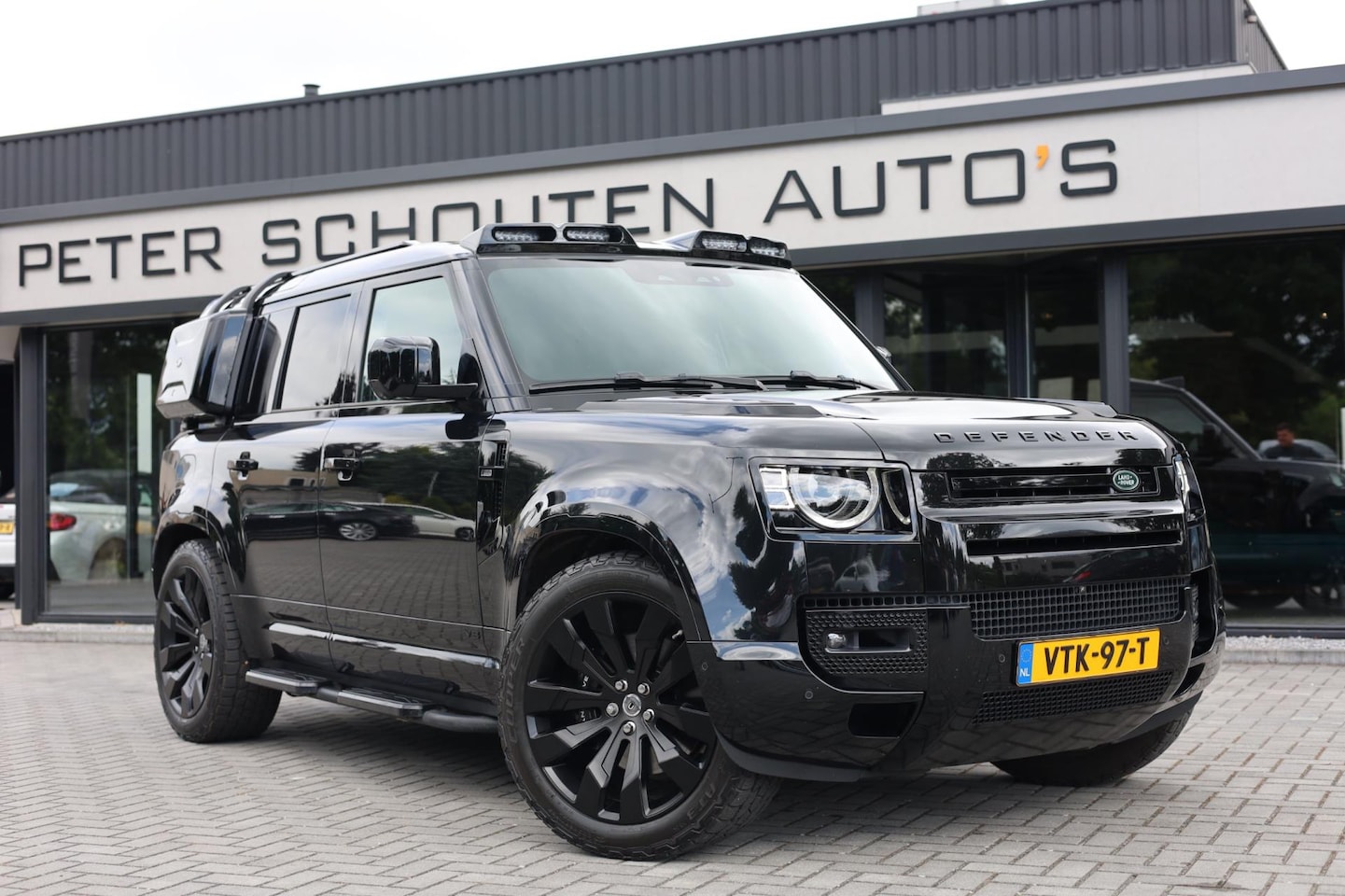 Land Rover Defender 110 - V8 P525 * URBAN * Comm. | Alle denkbare opties | - AutoWereld.nl