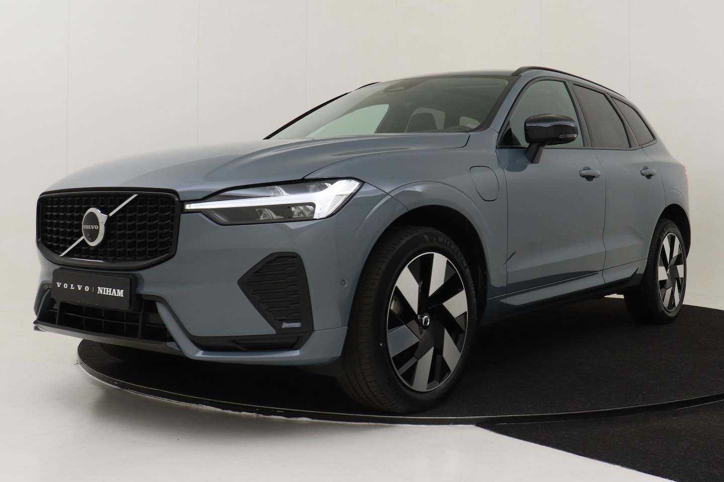 Volvo XC60 - T8 PLUG-IN HYBRID PLUS DARK -PANO.DAK|GETINT.GLAS|360°CAM|20" - AutoWereld.nl