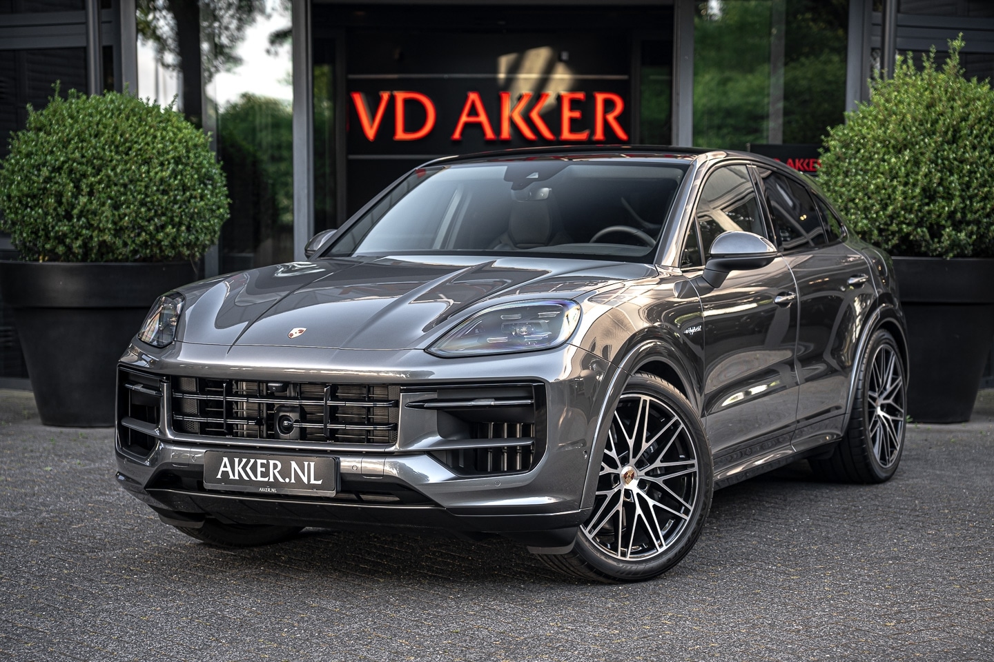 Porsche Cayenne Coupé - E-Hybrid SportDesign Luchtvering | Trekhaak | 22 Inch RS Spyder | BOSE - AutoWereld.nl