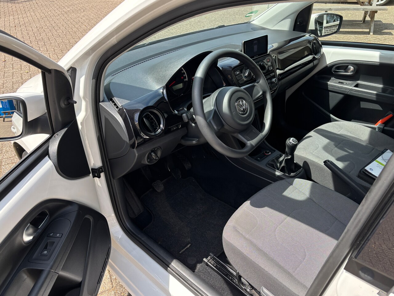 Volkswagen Up! - 1.0 move up! BlueMotion | Org-NL auto. 5drs. Airco. Dealer ondh.
