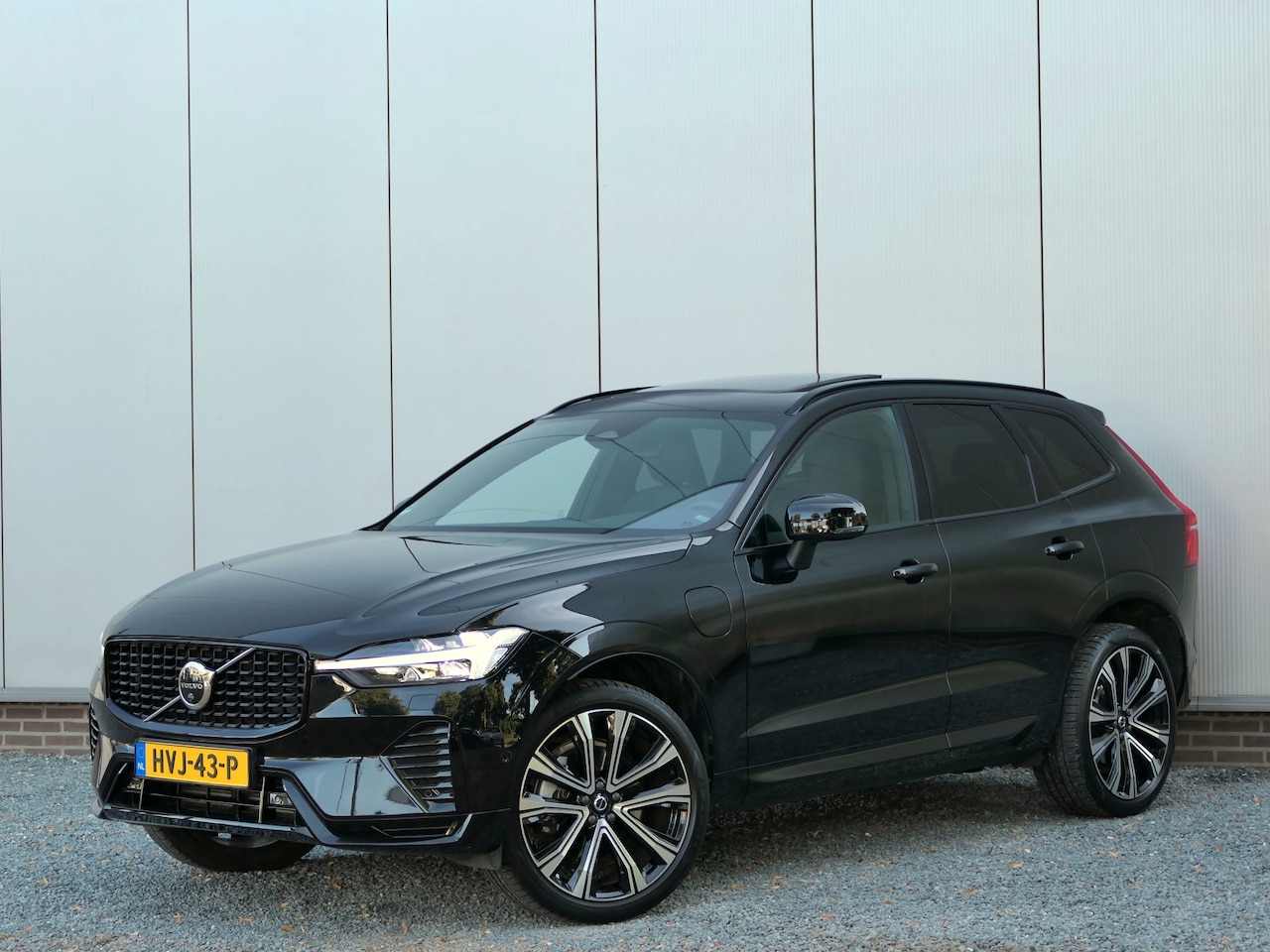 Volvo XC60 - 2.0 T8 Plug-in hybrid AWD Plus Dark 12 MND garantie / Panoramadak / Harman/Kardon / - AutoWereld.nl