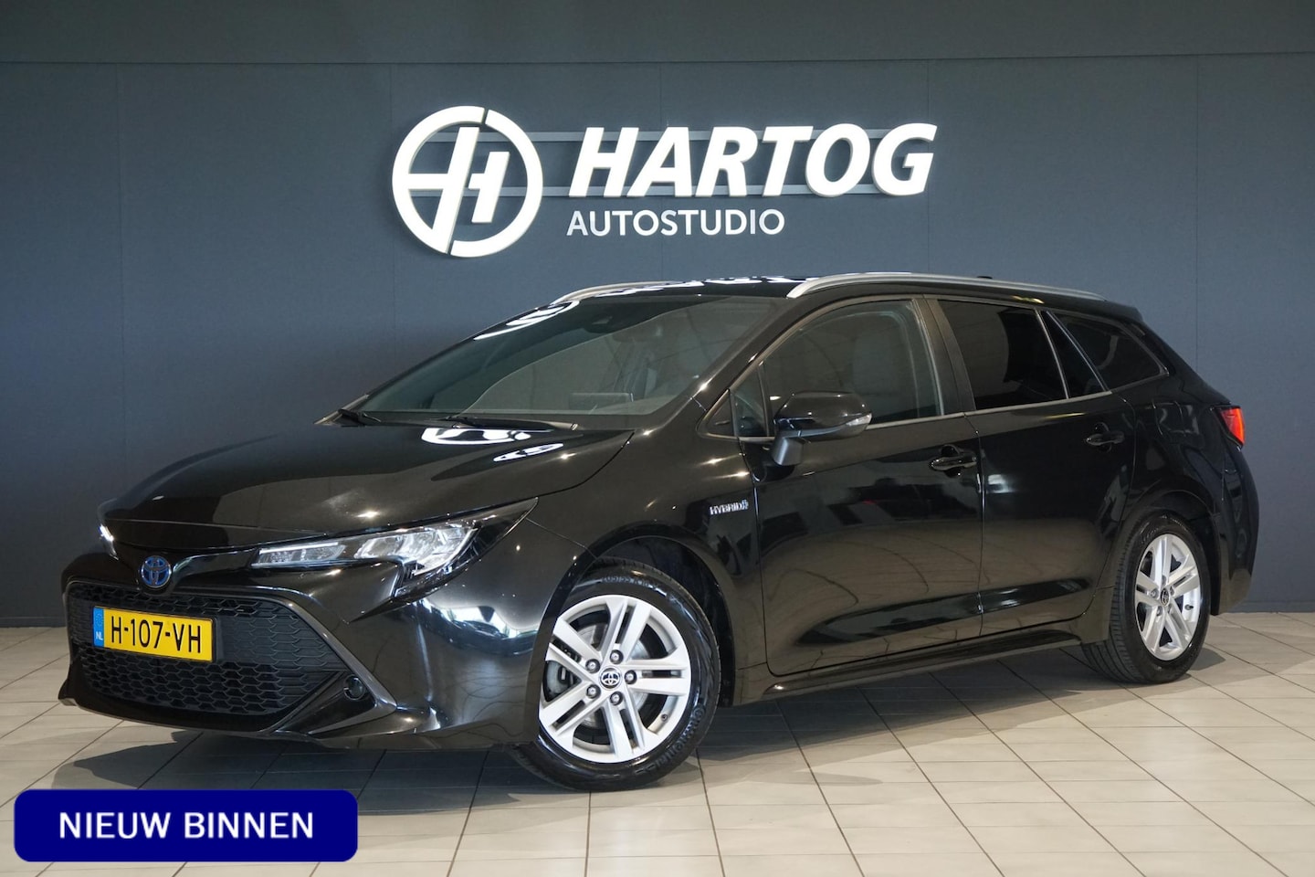 Toyota Corolla Touring Sports - 1.8 Hybrid Active + KEYLESS / CAMERA / CARPLAY / TREKHAAK - AutoWereld.nl