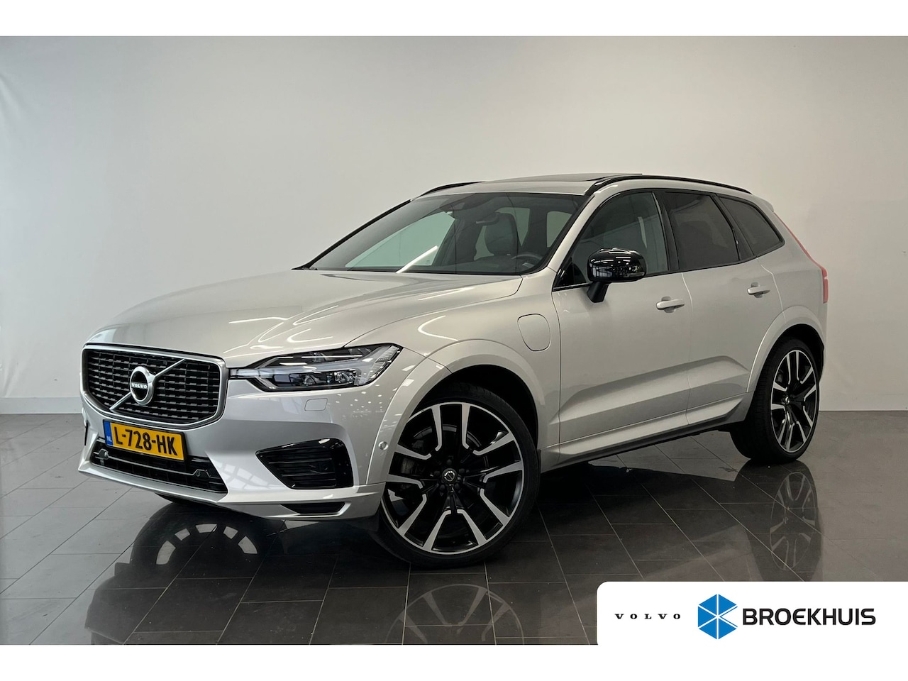 Volvo XC60 - T8 Twin Engine AWD R-Design | Achterbank verwarmd | Achteruitrijcamera | Apple Carplay/And - AutoWereld.nl