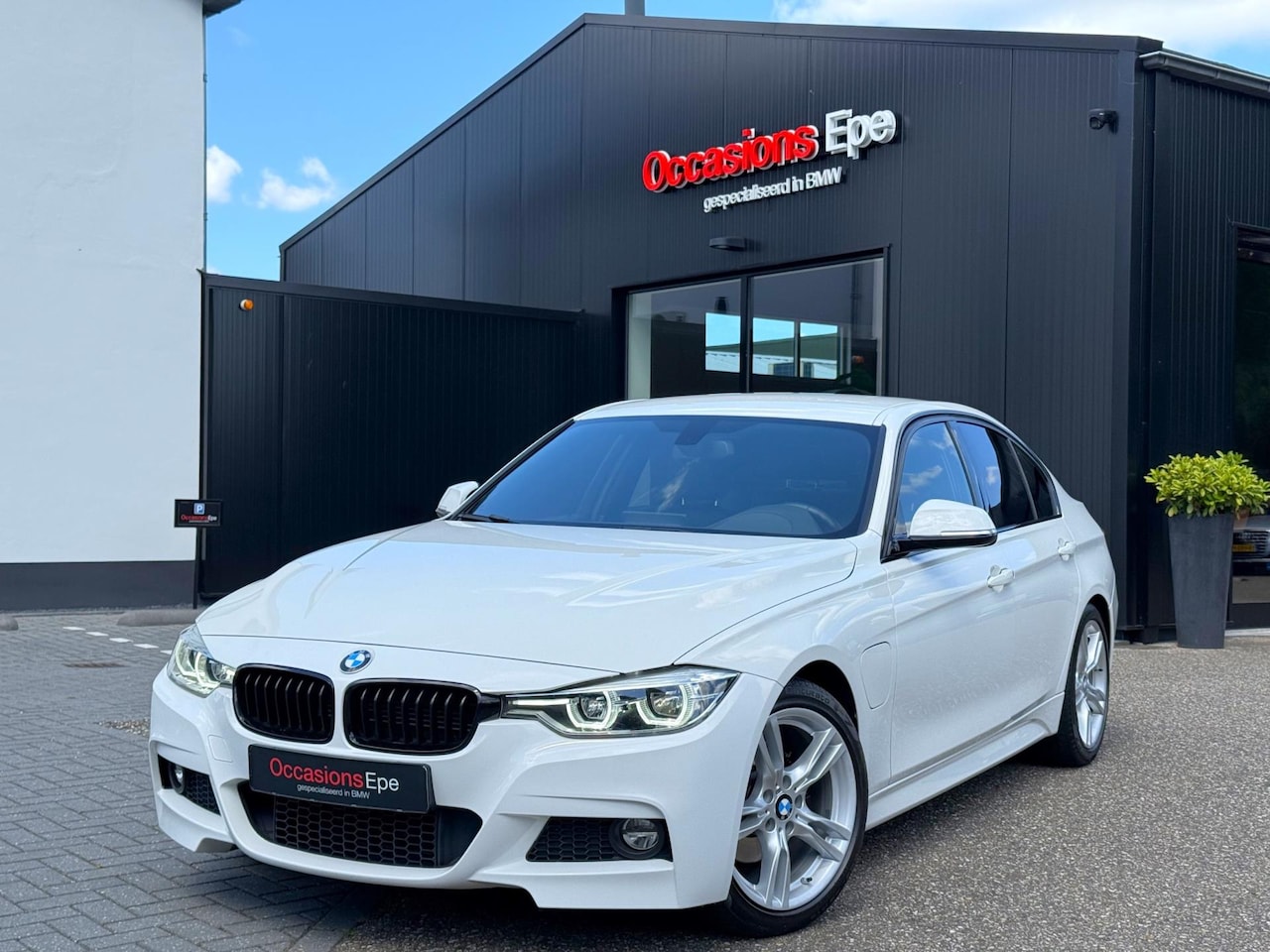 BMW 3-serie - 330e M-Sport Shadowline LED Alpinweiss - AutoWereld.nl