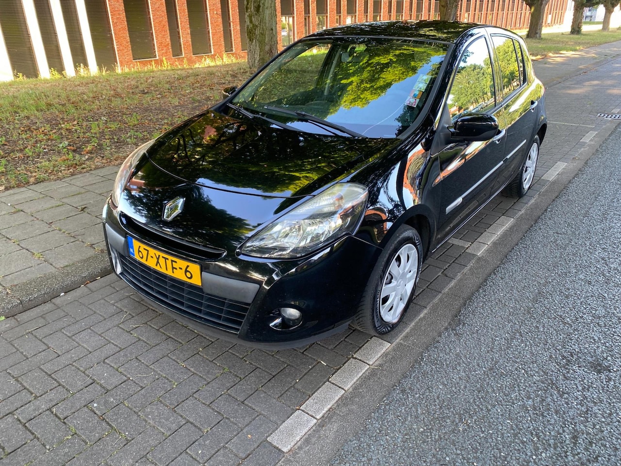 Renault Clio - 1.5 dCi Authentique EXPORT PRIJS - AutoWereld.nl