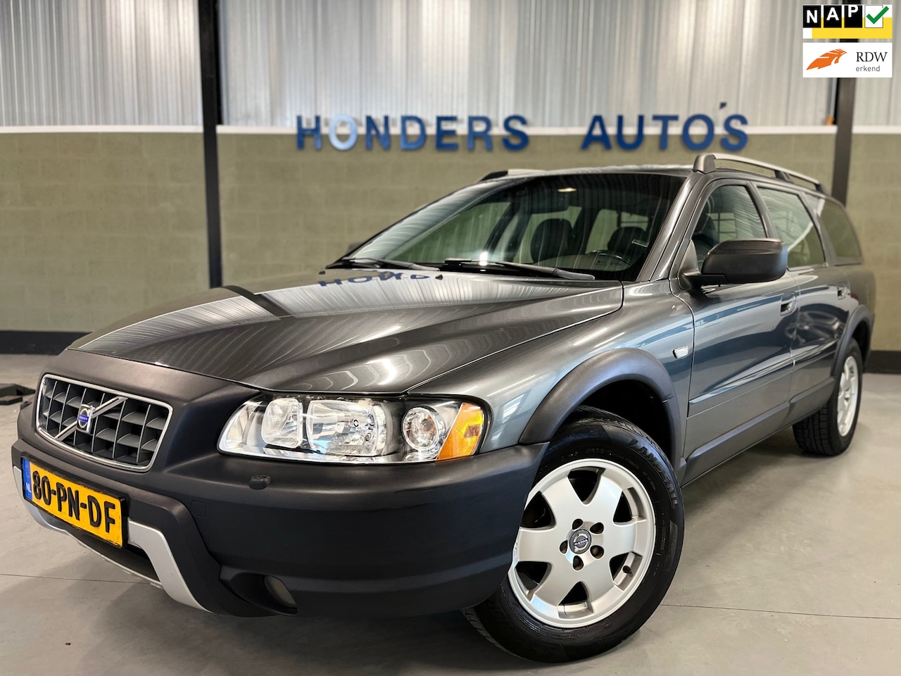 Volvo XC70 - 2.5 T Momentum AUT I TREKHAAK I AIRCO I CRUISECONTROL I LEDER I ORIG. NL I NAP I 209 PK I - AutoWereld.nl