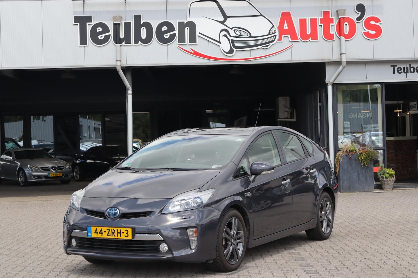 Toyota Prius - 1.8 Plug-in Executive Business Navigatie, Climate control, Trekhaak, Cruise control, Stoel - AutoWereld.nl