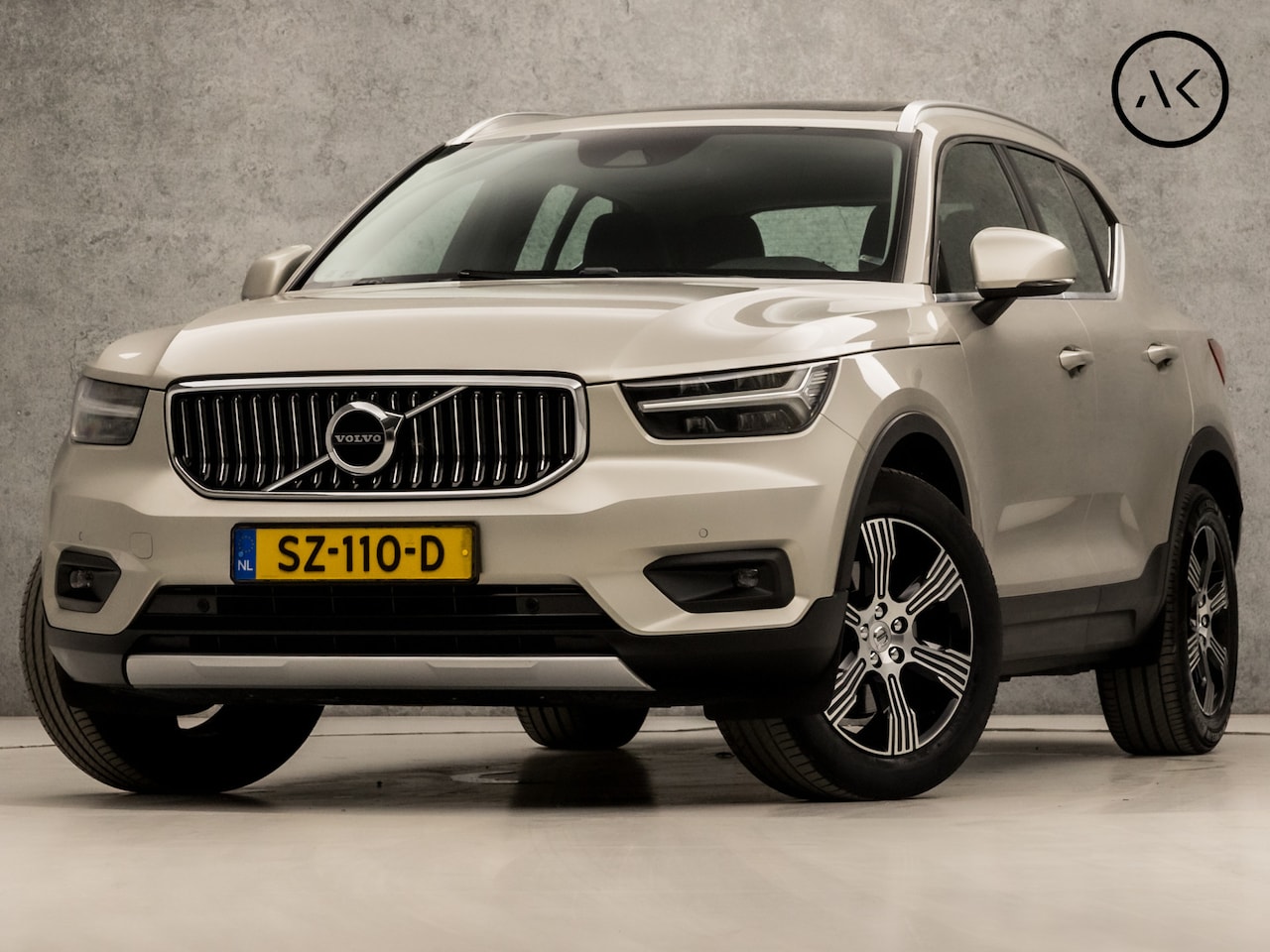 Volvo XC40 - 2.0 T4 Inscription 191Pk Automaat (PANORAMADAK, GROOT NAVI, CAMERA, LEDEREN SPORTSTOELEN, - AutoWereld.nl