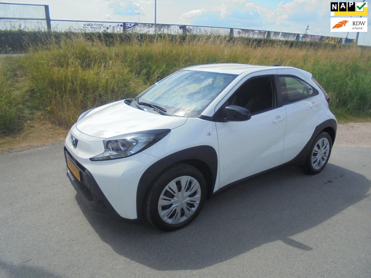 Toyota Aygo X - Toyota Ayco X 1.0 benzine airco camera trekhaak 26000km - AutoWereld.nl