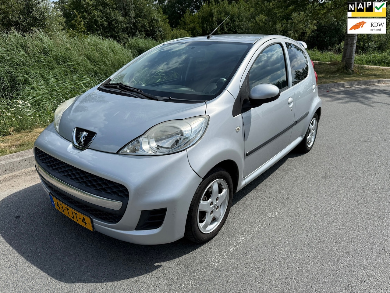 Peugeot 107 - 1.0-12V Black & Silver SPORT/5 DEURS/HALF LEDER/AIRCO/SPORT VELGEN/LEUKE AUTO INRUIL MOGEL - AutoWereld.nl