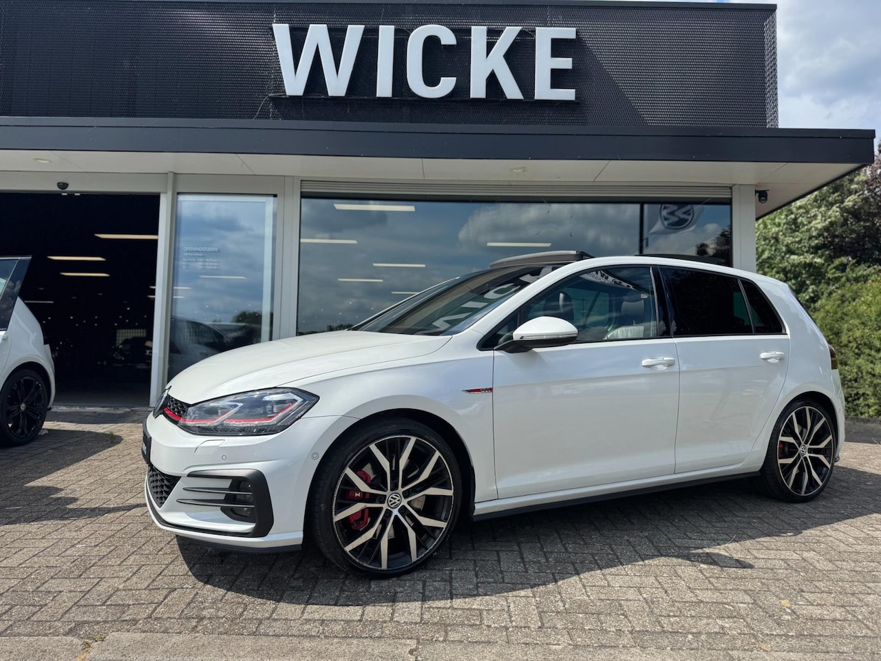 Volkswagen Golf - 2.0 TSI GTI Performance 245PK Pano Leder Camera - AutoWereld.nl